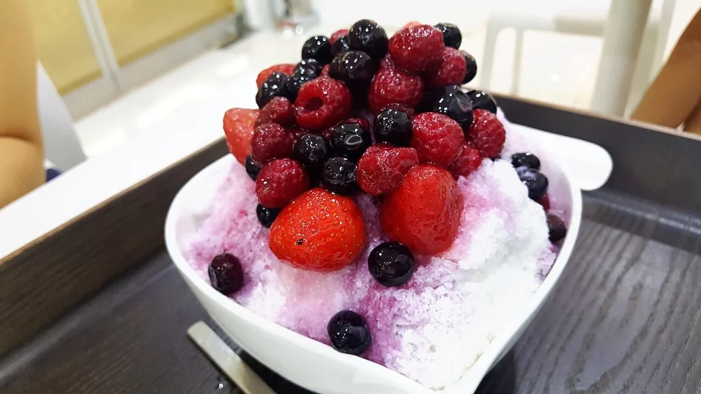 Berry-topped bingsu, photographed in August 2016