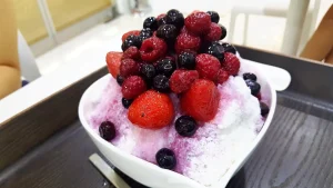 Berry-topped bingsu, photographed in August 2016
